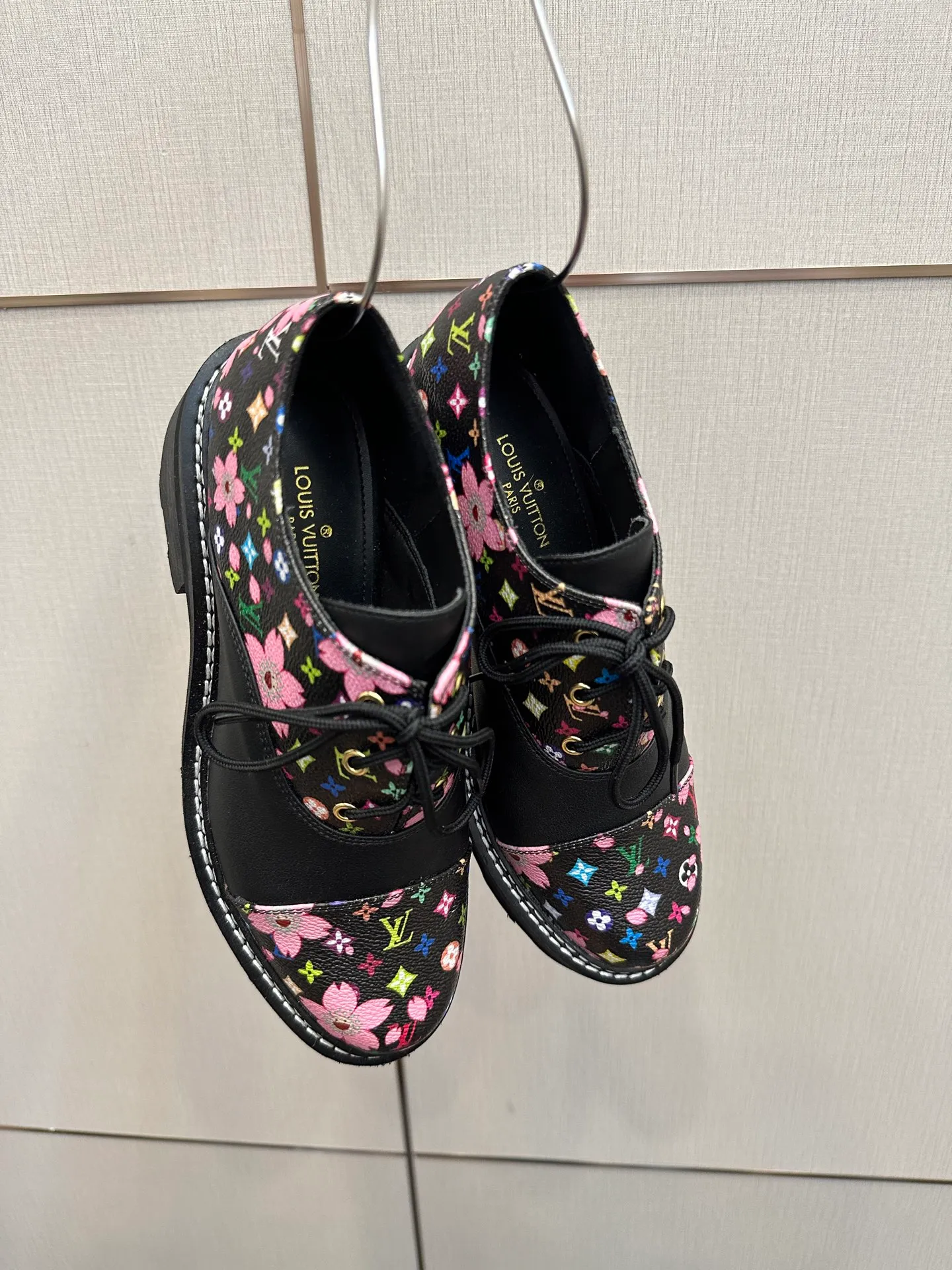 👟👟Ex-factory price 720👟👟 LOUIS VUITTON Louis Vuitton counter latest model top version LV inner cowhide material is real! Original 1:1 material reproduction! Modern and casual in one! Release a strong aura like a queen 🔥Capture everyone's attention instantly💃 Inner/foot pads: imported cowhide Fabric: cowhide Outsole: full genuine leather Code number: 35-41 (40, 41, 42 customizations are not returnable)